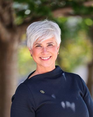Beth McMullen Headshot